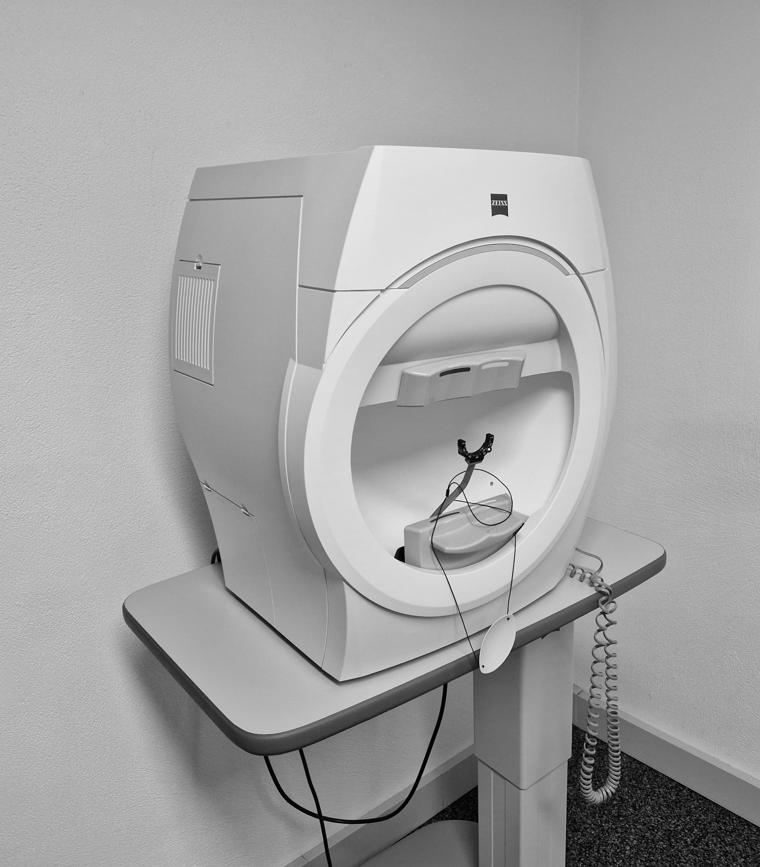 Perimeter Dr. Castelberg Optometry schwarz weiss.jpg